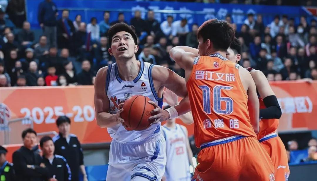 开云官网-考虑买断？曝朱旭航或离开新疆男篮，拿着大合同两年没打球