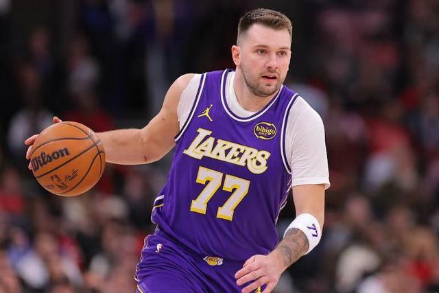 开云体育下载-NBA｜东契奇赛季第八次单场40+，詹姆斯半场20+成41岁首人